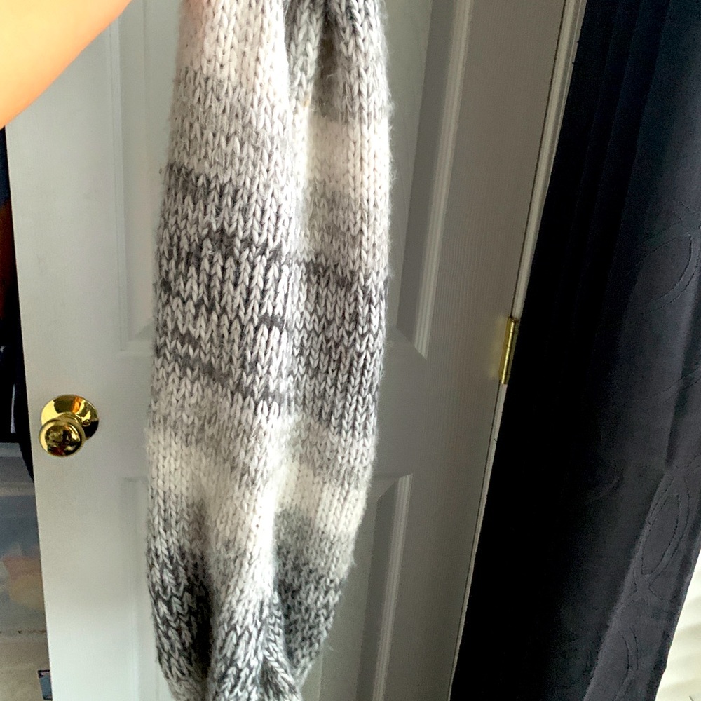 A&F White and Gray Circle Knit Scarf